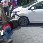 Joven delivery resulta con lesiones tras colisión con taxi en Estelí Foto: Accidente en Estelí, por choque entre taxi y moto / TN8