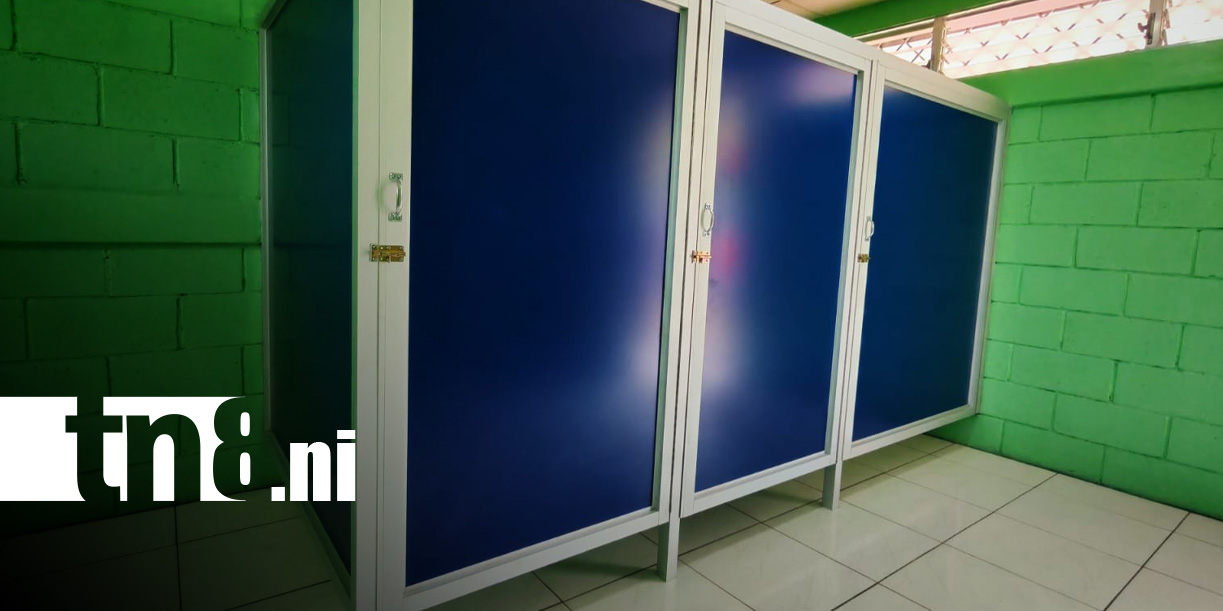 Foto: Moderna remodelación de baños en centro escolar / TN8