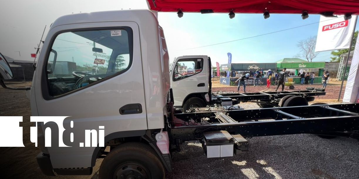 Foto: Excel Automotriz presenta nueva línea de camiones FUSO en feria internacional / TN8