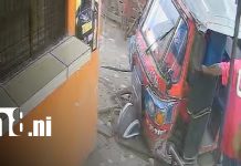 VIDEO: «Caponero» pierde el control y se estrella contra vivienda en Sabana Grande Foto: Violento choque con caponera en Sabana Grande, Managua / TN8