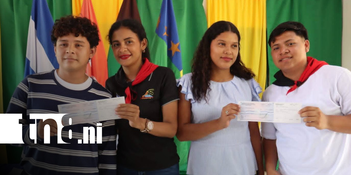 Foto: Entrega de becas en URACCAN Bilwi / TN8
