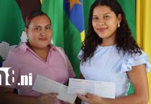 389 estudiantes de URACCAN Bilwi reciben becas universitarias Foto: Entrega de becas en URACCAN Bilwi / TN8