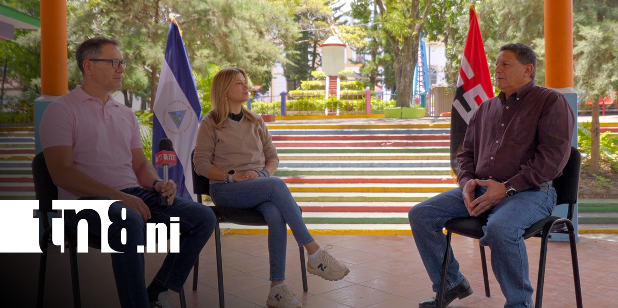 Foto: Erving Vega y Celia Zamora, de Estudio TN8, con el alcalde de Jinotega, Léonidas Centeno