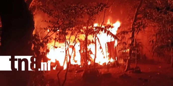Foto: Incendio deja sin hogar a familia de San Marcos, Carazo /TN8 Foto: Incendio deja sin hogar a familia de San Marcos, Carazo /TN8