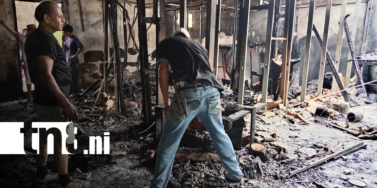 Foto: Incendio reduce a cenizas una vivienda y taller en Tipitapa/ TN8