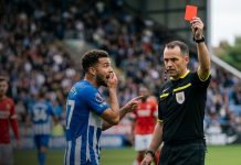 ¿Si te tapás la boca te sacan roja? Nuevas reglas de la FIFA para el Mundial Foto: Tarjeta roja con nuevas aplicaciones para el Mundial de la FIFA