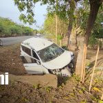 León: Conductor impacta contra objeto fijo y deja reguero de latas de Seltzer Foto: Choca contra objeto fijo en la Carretera León - Poneloya / TN8