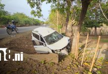 León: Conductor impacta contra objeto fijo y deja reguero de latas de Seltzer Foto: Choca contra objeto fijo en la Carretera León - Poneloya / TN8