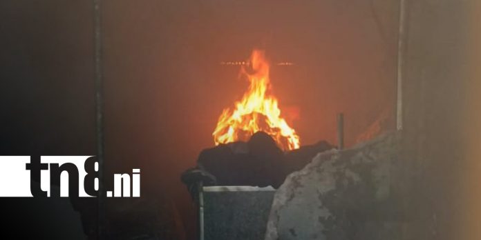Foto: Fuerte incendio en una vivienda del barrio Nuevo Amanecer, en Estelí / TN8