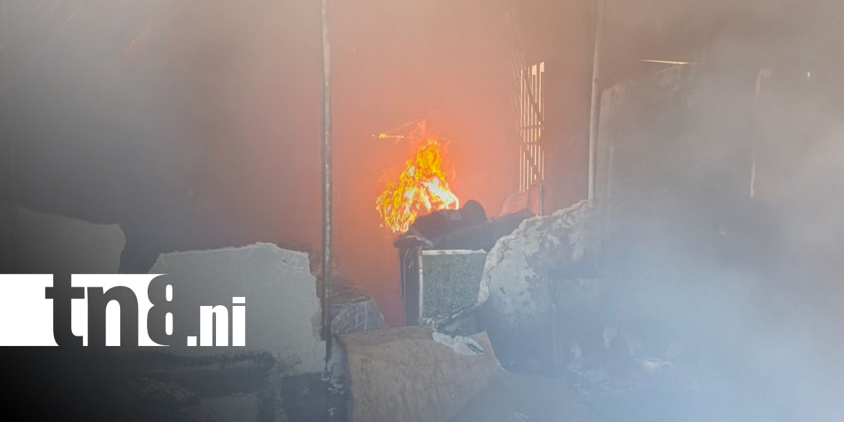 Foto: Fuerte incendio en una vivienda del barrio Nuevo Amanecer, en Estelí / TN8