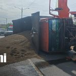 Foto: Vuelco de camión en Carretera Nueva a León / TN8