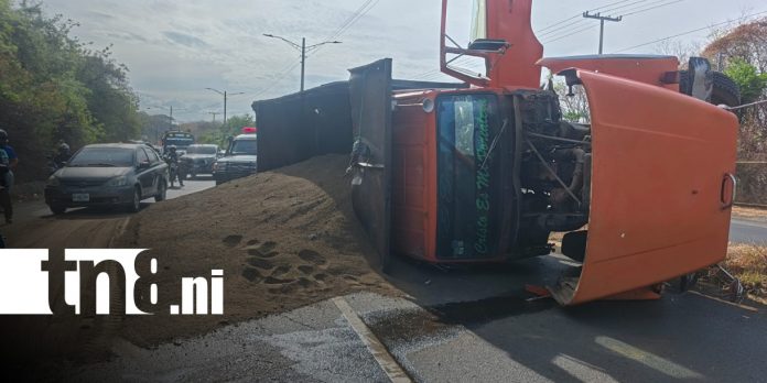 Foto: Vuelco de camión en Carretera Nueva a León / TN8 Foto: Vuelco de camión en Carretera Nueva a León / TN8