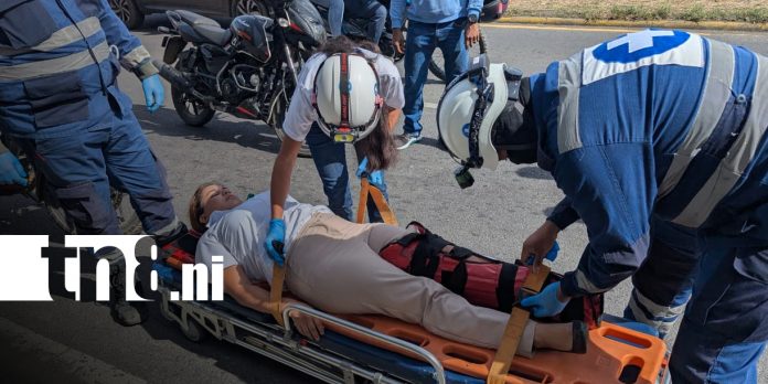 Foto: Mujer resulta lesionada tras derrape de motocicleta en carretera Nueva a León / TN8
