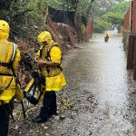 Foto: Bomberos rescatan niños y adultos tras severas inundaciones en Liberia/Cortesía