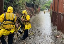 Foto: Bomberos rescatan niños y adultos tras severas inundaciones en Liberia/Cortesía
