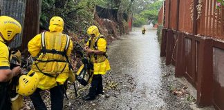 Foto: Bomberos rescatan niños y adultos tras severas inundaciones en Liberia/Cortesía