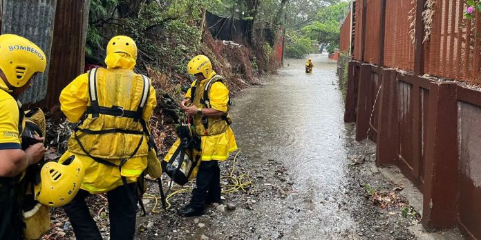 Foto: Bomberos rescatan niños y adultos tras severas inundaciones en Liberia/Cortesía