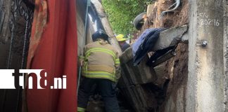 Foto: ¡De milagro! Familia queda atrapada tras colapso de muro en Managua/TN8