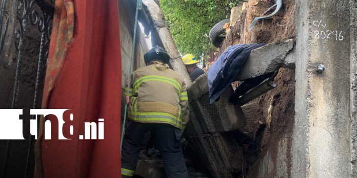 1 Foto: ¡De milagro! Familia queda atrapada tras colapso de muro en Managua/TN8