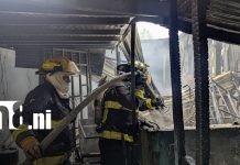 Incendio arrasa tres cuartos en el Mercado Oriental y deja 15 personas sin hogar Foto:Tragedia en el Mercado Oriental: incendio consume viviendas y provoca caos/TN8
