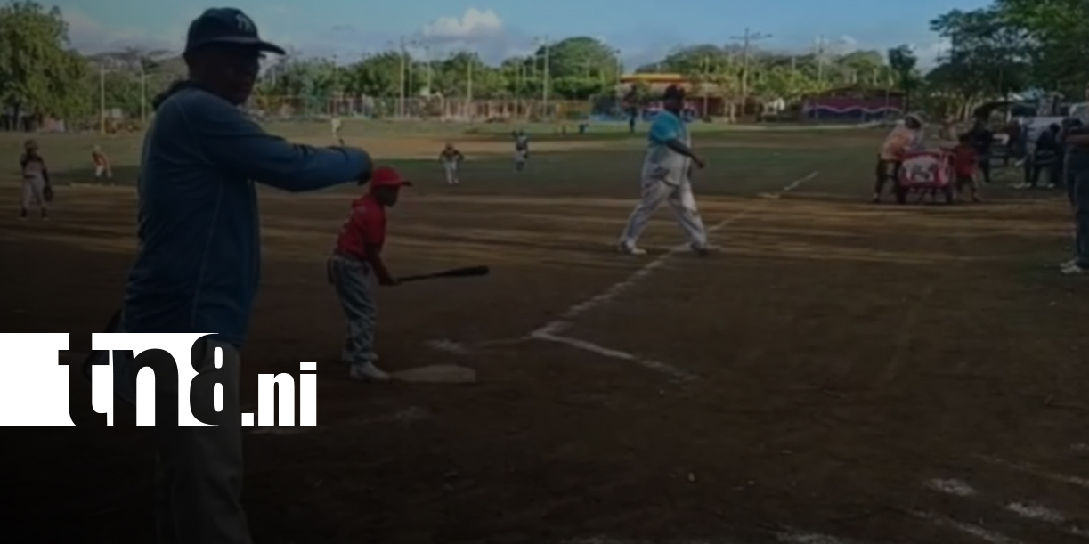 Foto: Vehículo irrumpe en campo de béisbol donde jugaban niños en Managua/TN8