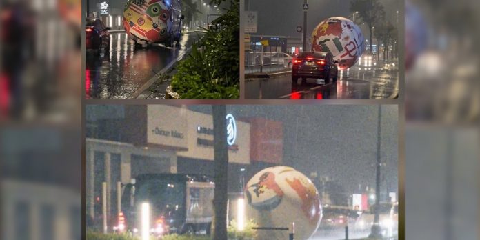 Foto: Balón inflable del Mundial rodó por concurrida avenida /Cortesía Foto: Balón inflable del Mundial rodó por concurrida avenida /Cortesía