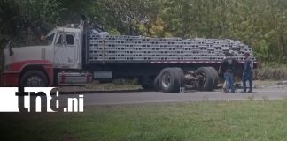 Foto:Eje trasero se desprende de camión cargado de bloques y desata caos en carretera/TN8