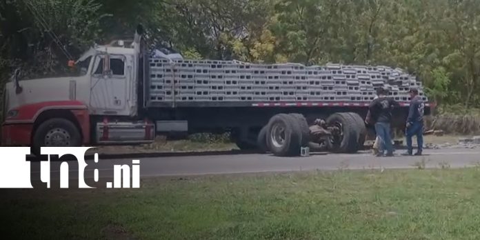 Foto:Eje trasero se desprende de camión cargado de bloques y desata caos en carretera/TN8 Foto:Eje trasero se desprende de camión cargado de bloques y desata caos en carretera/TN8