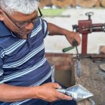 Artesano de Nandasmo mantiene viva la tradición de la hojalatería Foto:Artesano de Nandasmo mantiene viva la tradición de la hojalatería/Cortesía