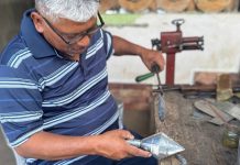 Artesano de Nandasmo mantiene viva la tradición de la hojalatería Foto:Artesano de Nandasmo mantiene viva la tradición de la hojalatería/Cortesía