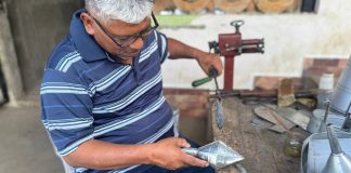 Foto:Artesano de Nandasmo mantiene viva la tradición de la hojalatería/Cortesía
