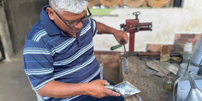 Foto:Artesano de Nandasmo mantiene viva la tradición de la hojalatería/CortesíaFoto:Artesano de Nandasmo mantiene viva la tradición de la hojalatería/Cortesía Foto:Artesano de Nandasmo mantiene viva la tradición de la hojalatería/Cortesía