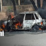 Mecánico pierde su vehículo tras incendiarse en plena marcha en Villa Reconciliación Sur Foto: Incendio destruye vehículo de mecánico en Managua/TN8