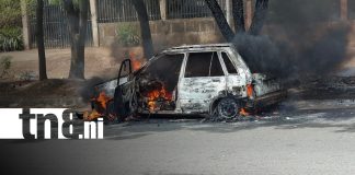 Foto: Incendio destruye vehículo de mecánico en Managua/TN8