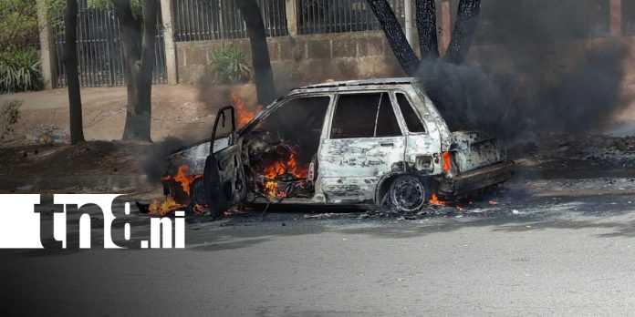 Foto: Incendio destruye vehículo de mecánico en Managua/TN8 Foto: Incendio destruye vehículo de mecánico en Managua/TN8