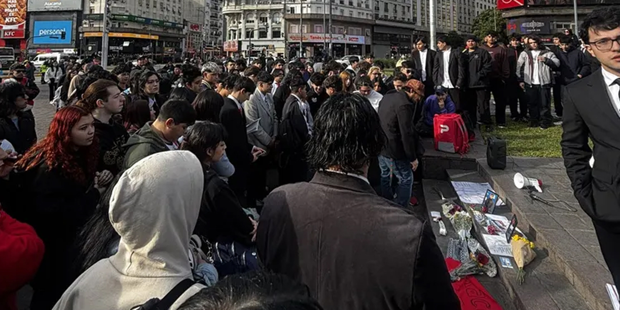 Foto: Miles de jóvenes despiden a Gaspi en una emotiva concentración en el Obelisco/Cortesía