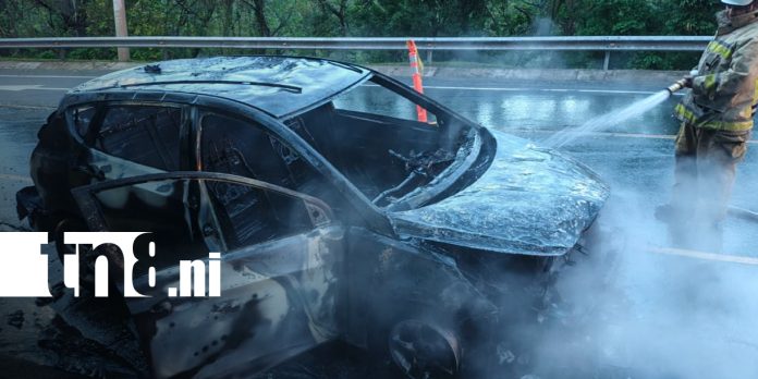 1 Foto: Vehículo se incendia en Carretera Sur y Biblia permanece intacta entre los restos/TN8