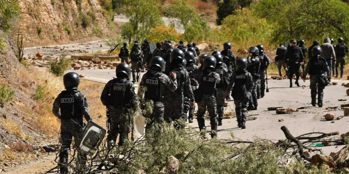 Foto: Bolivia inicia operativo militar y policial para recuperar vías bloqueadas / Cortesía