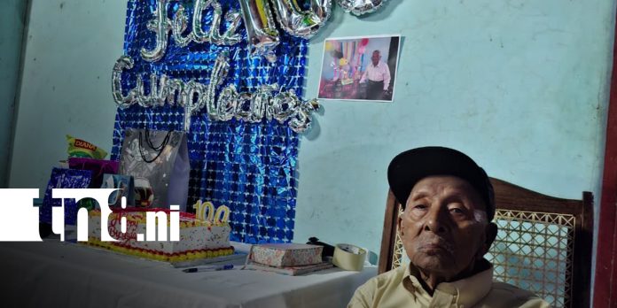 1 Foto: Don Luis Emilio Pavón celebra 100 años rodeado de su familia en Granada/TN8
