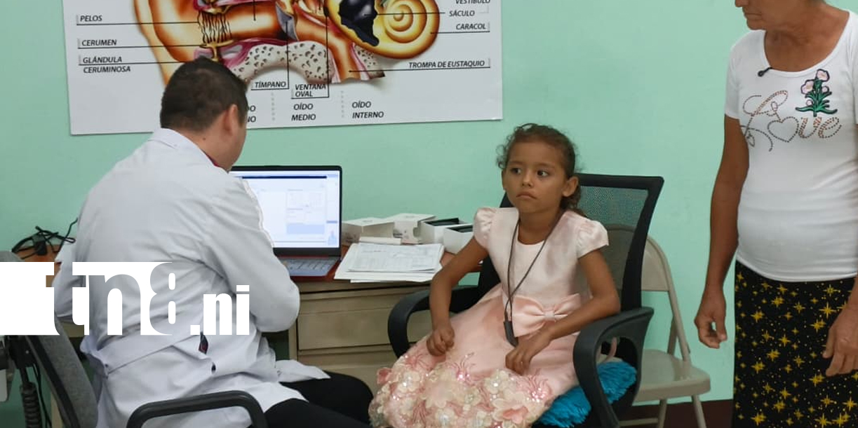 Foto: Prótesis auditiva cambia la vida de Valeria en su cumpleaños/TN8