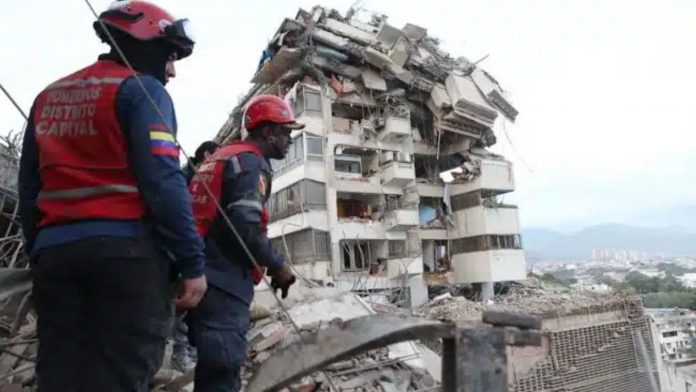 FOTO: Milagro en La Guaira: hallan con vida a menor atrapado desde el terremoto/CORTESÍA