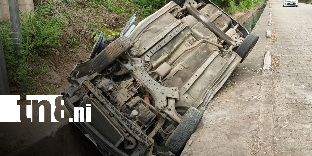 Foto:Aparatoso accidente en Ciudad Sandino deja vehículo destruido en Managua/TN8