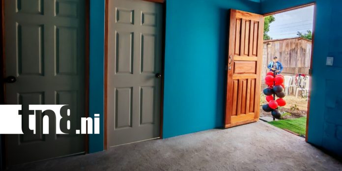 Foto: Familia en Rivas recibe vivienda/TN8