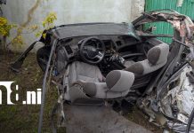 Sobrevive de milagro tras brutal accidente que partió su vehículo en dos Foto: Accidente en Carretera Sur deja vehículo partido en dos/TN8