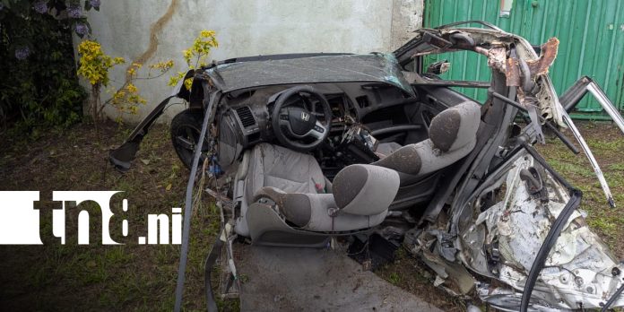 Foto: Accidente en Carretera Sur deja vehículo partido en dos/TN8