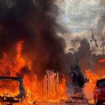 Reino Unido: incendian viviendas y vehículos tras brutal apuñalamiento (VIDEOS) Foto: Caos e incendios tras apuñalamiento en Reino Unido/Cortesía
