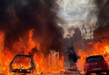 Reino Unido: incendian viviendas y vehículos tras brutal apuñalamiento (VIDEOS) Foto: Caos e incendios tras apuñalamiento en Reino Unido/Cortesía
