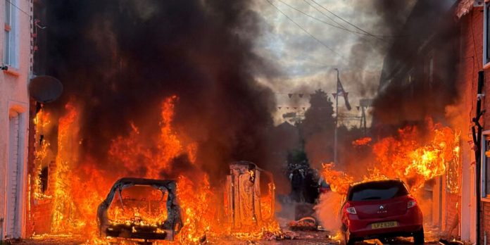 2 Foto: Caos e incendios tras apuñalamiento en Reino Unido/Cortesía