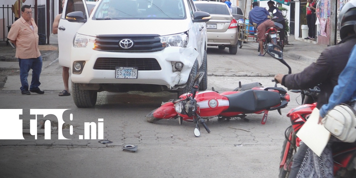 Foto: Motociclista lesionado tras impactar contra camioneta/TN8