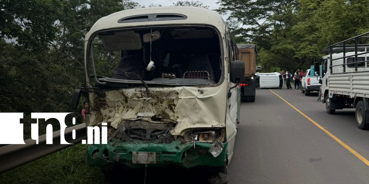 Foto: Accidente involucra microbús y deja varios semovientes sin vida en Chontales / Cortesía